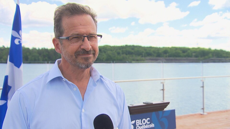Yves-François Blanchet devant la rivière Saint-Maurice.