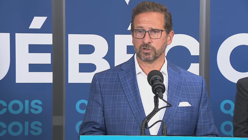 Yves-François Blanchet parle devant un micro.