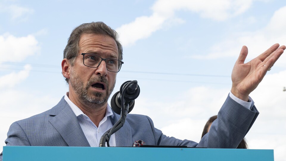 Yves-François Blanchet parle aux médias.