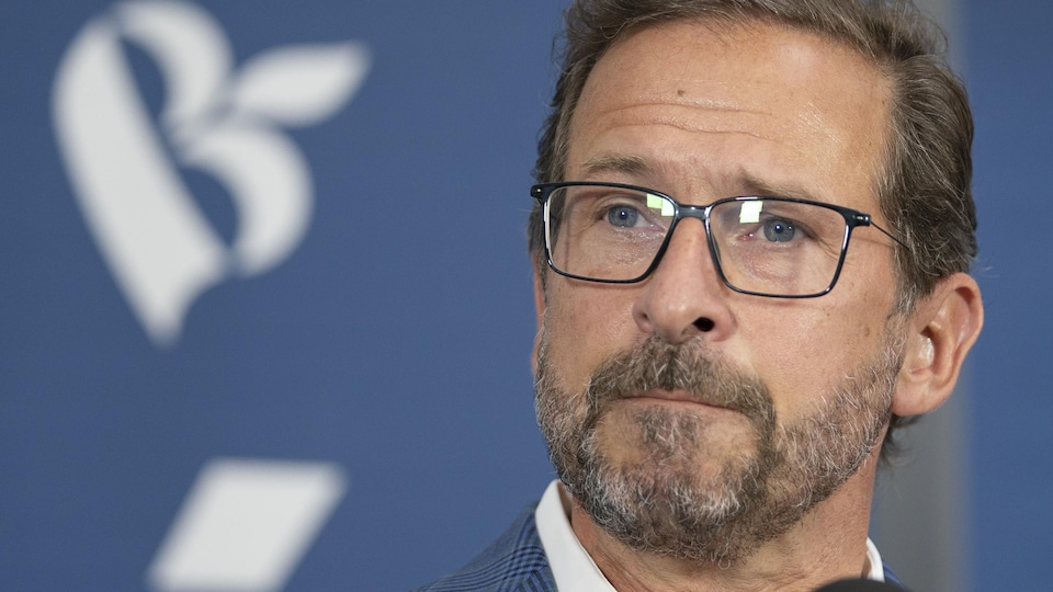 Gros plan sur le chef du Bloc québécois, qui porte des lunettes.