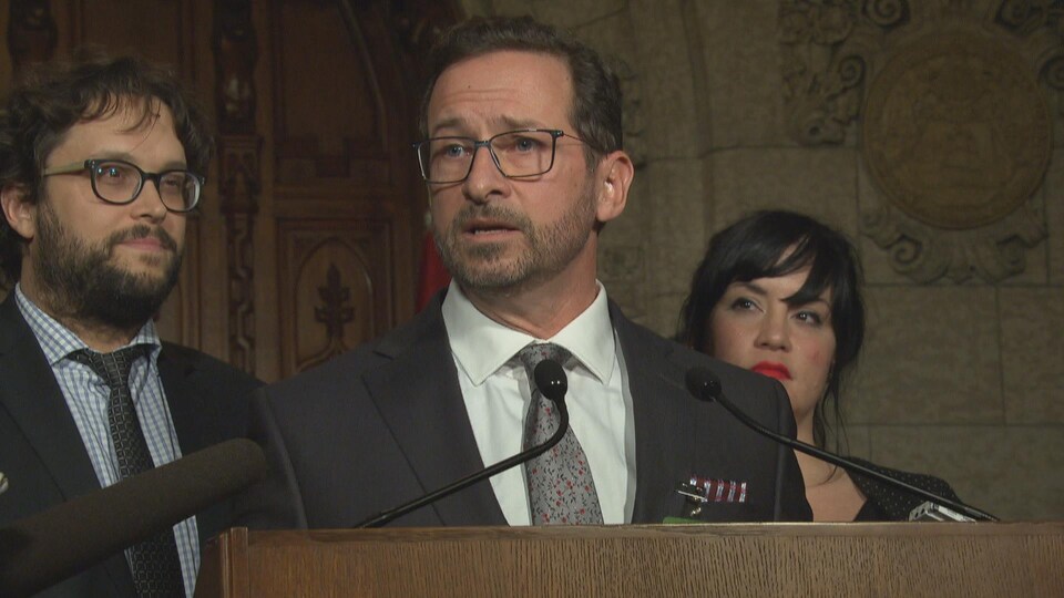Yves-François Blanchet dans le Parlement à Ottawa devant deux collègues, notamment Gabriel Ste-Marie