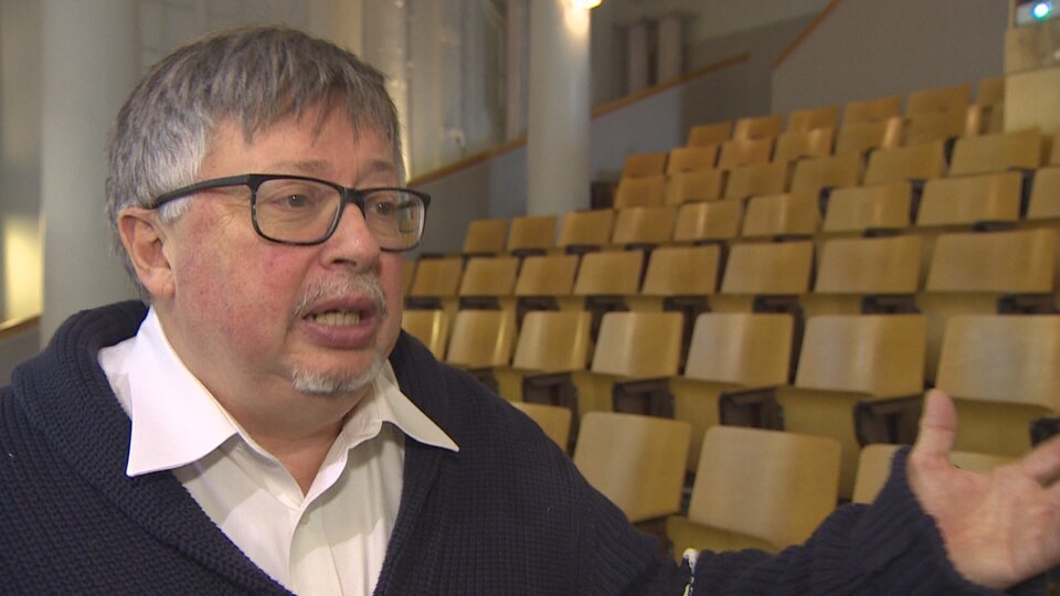 Le professeur Yves Frenette dans la chapelle de l'université de Saint-Boniface.