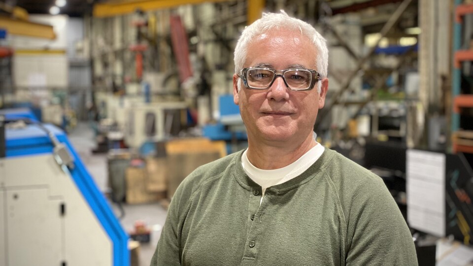 Yves Lacroix pose dans une usine.