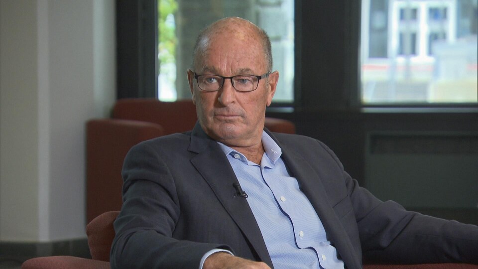 Yves Lévesque assis dans un fauteuil durant une entrevue.