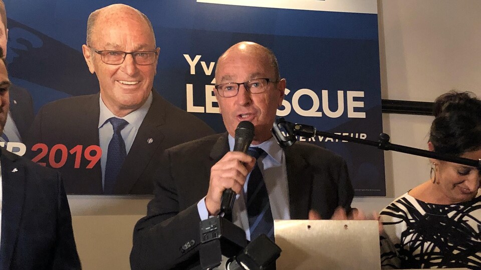 Yves Lévesque au micro.