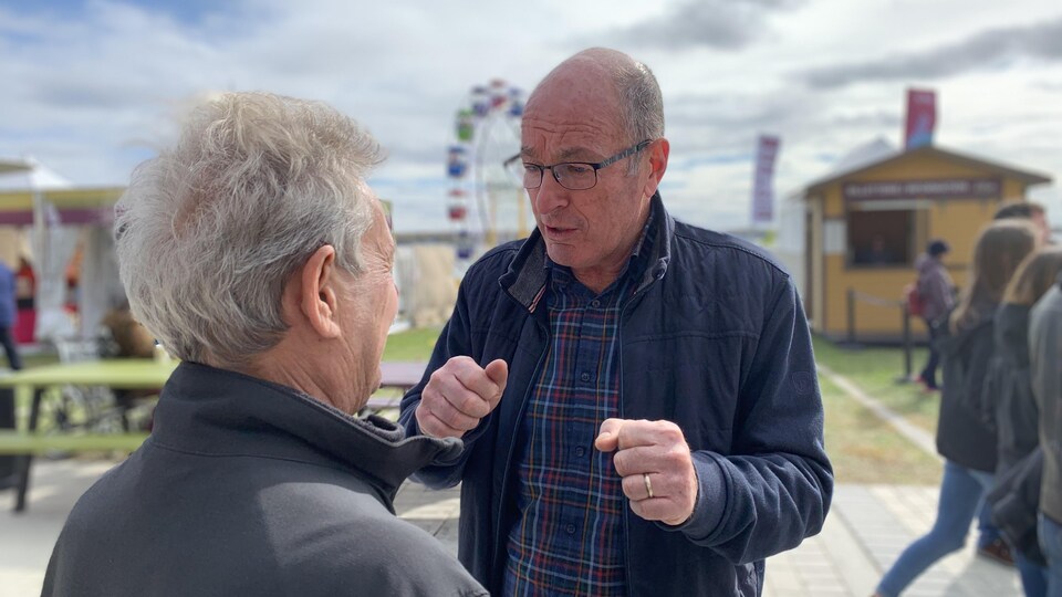 Yves Lévesque sur l'esplanade de l'Amphithéâtre Cogeco aux Délices d'automne.