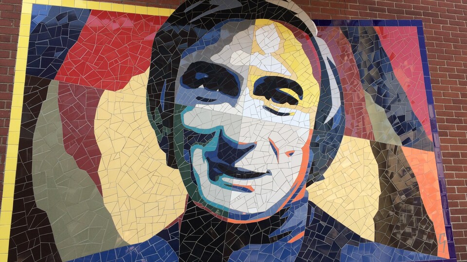 À l'angle de la rue Ontario Est et Alexandre DeSève, on trouve la murale représentant Yvon Deschamps.