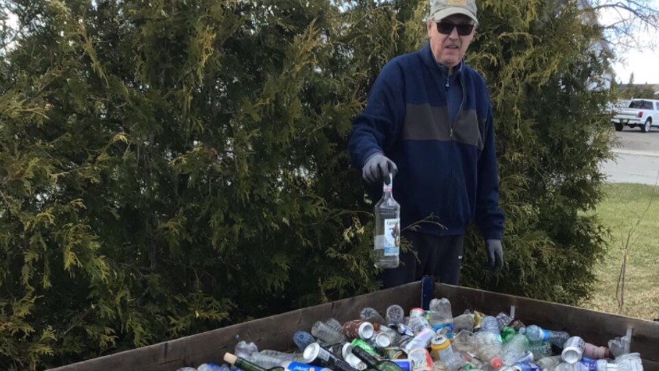 Yvon Drouin profite de sa marche quotidienne pour ramasser les déchets.