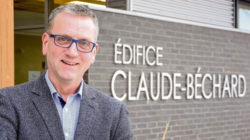 Portrait de M. Soucy devant l'édifice Claude-Béchard