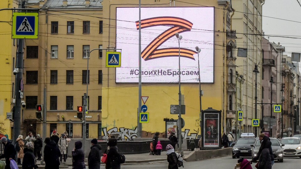 Une affiche arborant le symbole Z dans une ville russe.
