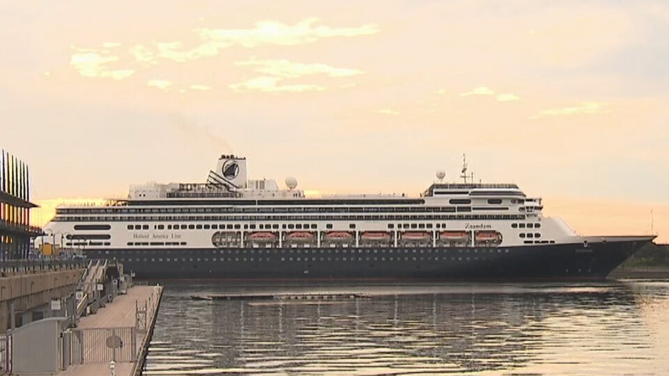 Le Zaandam, un bateau de croisière de 237 mètres, fait son entrée au port de Montréal.
