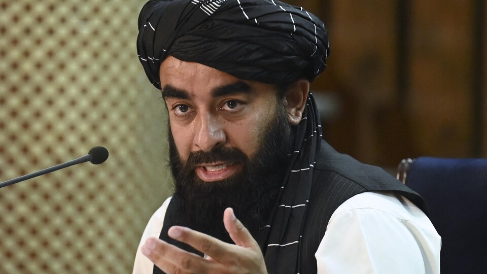 Gros plan de Zabihullah Mujahid.