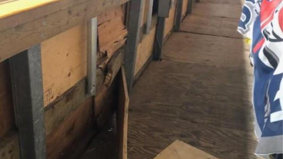 Des planches de bois brisées sur le sol