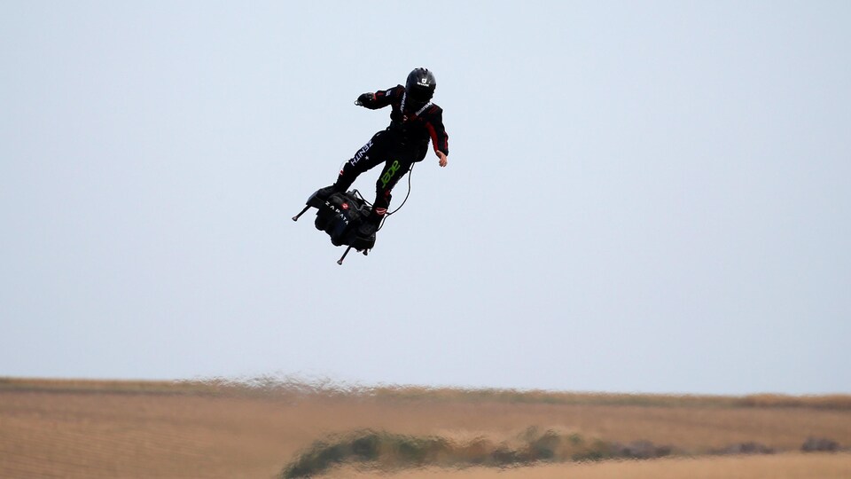 Traversee De La Manche En Flyboard Franky Zapata Tombe Dans L Eau Radio Canada Ca