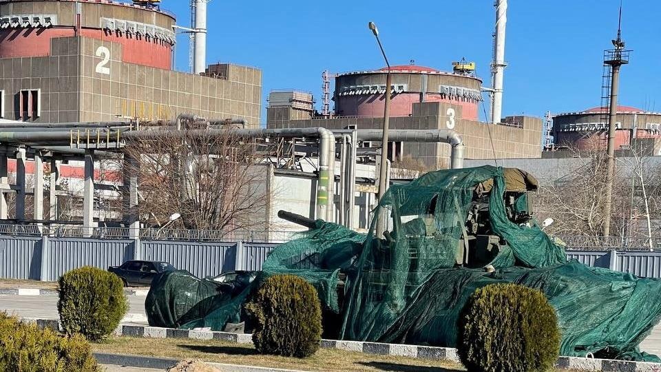 Un char recouvert d'une toile près de la centrale nucléaire.