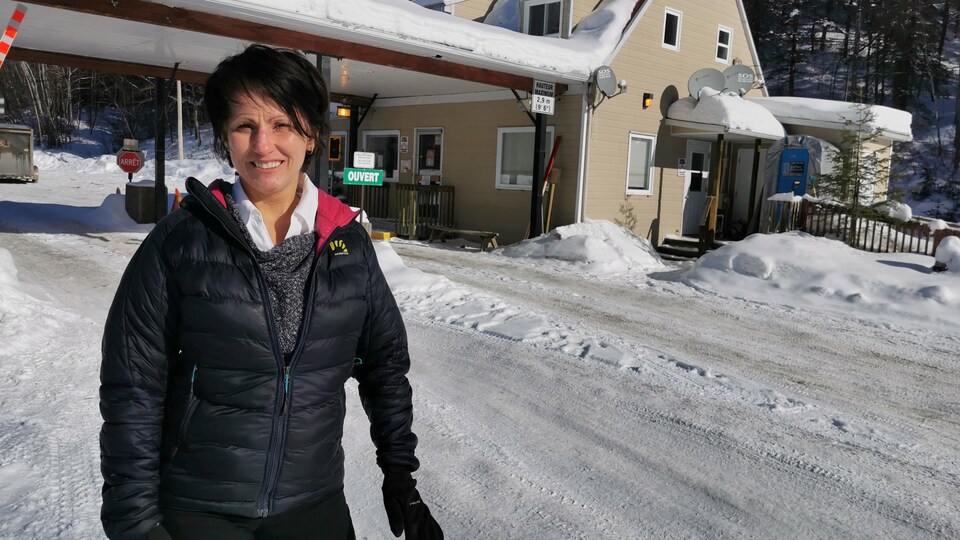 Marie-Josée Savard se tient devant un bâtiment d'accueil en hiver.