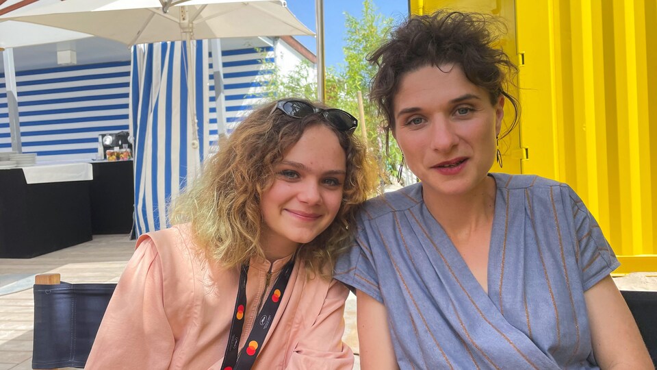 Une fille et une femme posent dans une station balnéaire, à Cannes. 