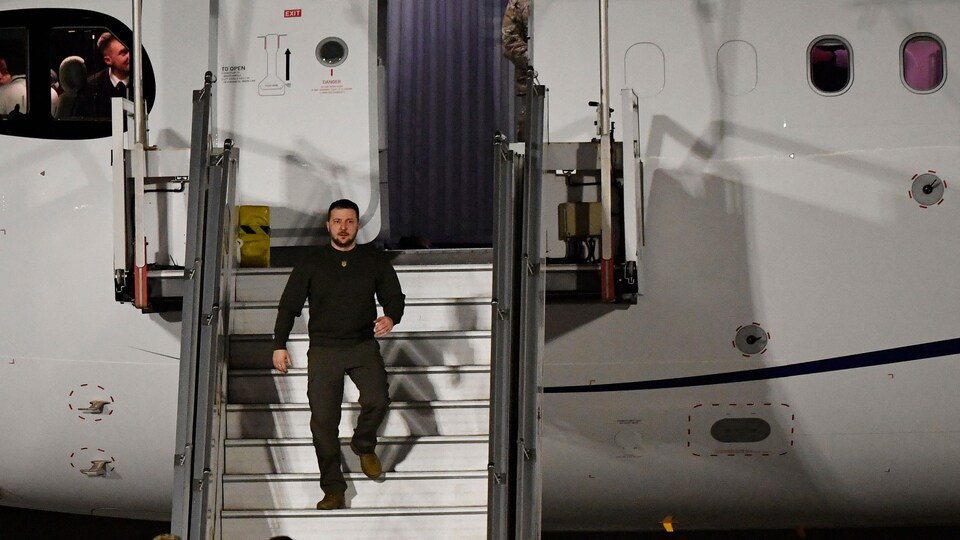 Volodymyr Zelensky descend d'un avion.