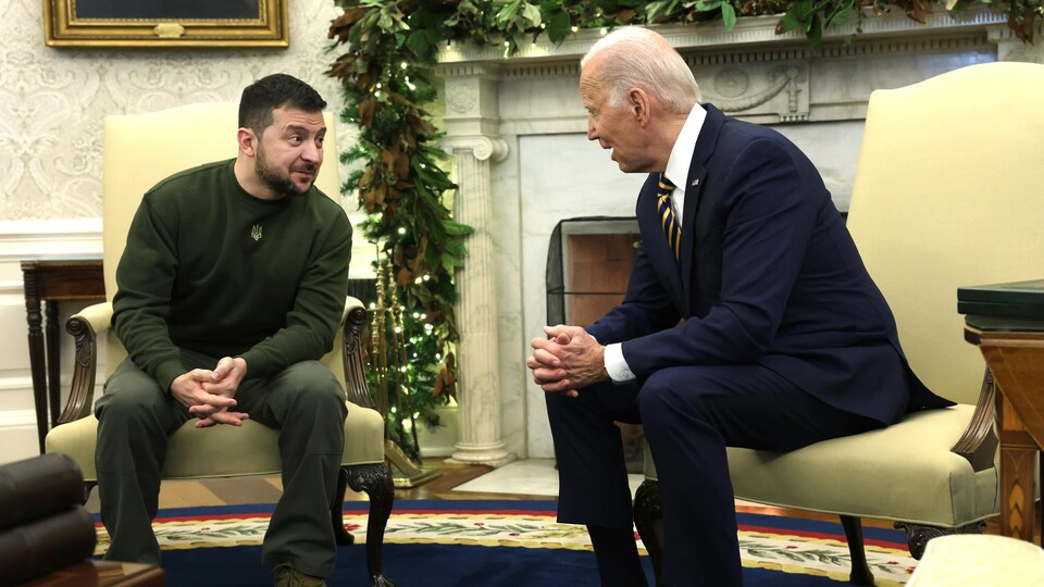 The two men talk amiably in the Oval Office.