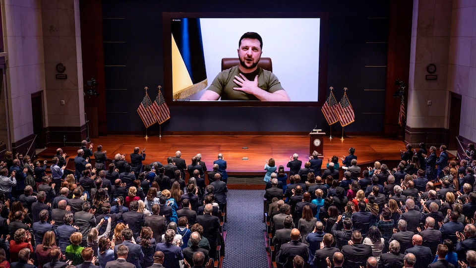 Volodymyr Zelensky, yüzlerce Amerikalı politikacının önünde büyük ekranda.