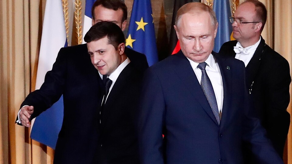 Volodymyr Zelensky et Vladimir Poutine côte à côte.