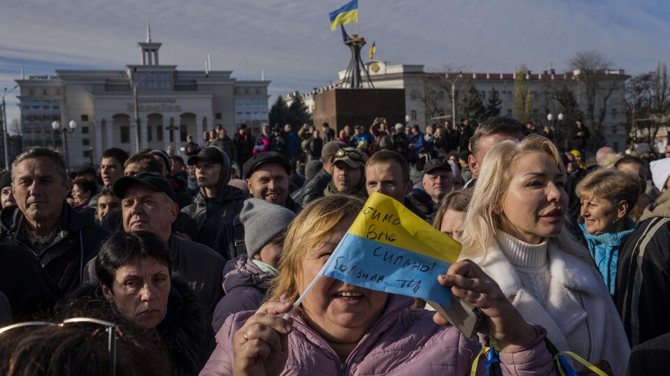 Des habitants se rassemblent lors d'une visite du président ukrainien Volodymyr Zelensky à Kherson, dans le sud de l'Ukraine, le lundi 14 novembre 2022.
