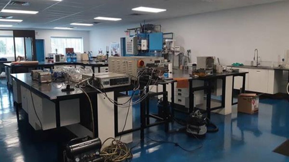 Un laboratoire de recherche avec des équipements électroniques.