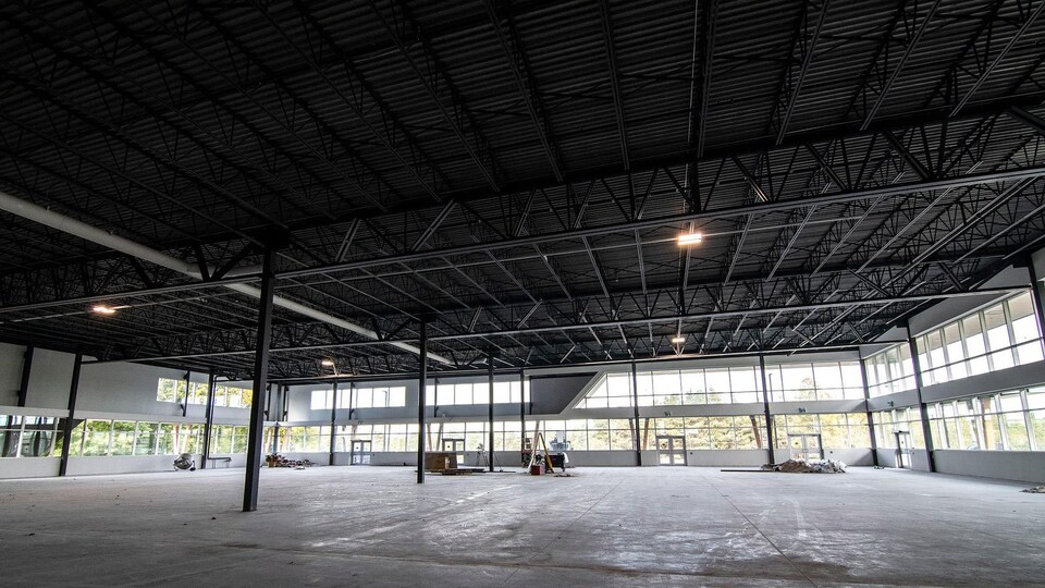 Vue de l'intérieur d'une usine vide en construction.