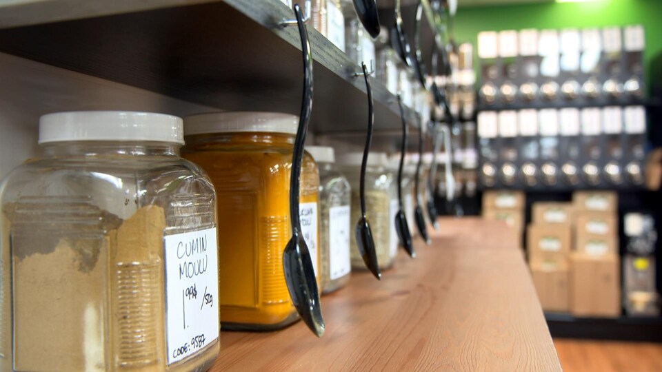 Des pots d'épices en vrac et des cuillères.
