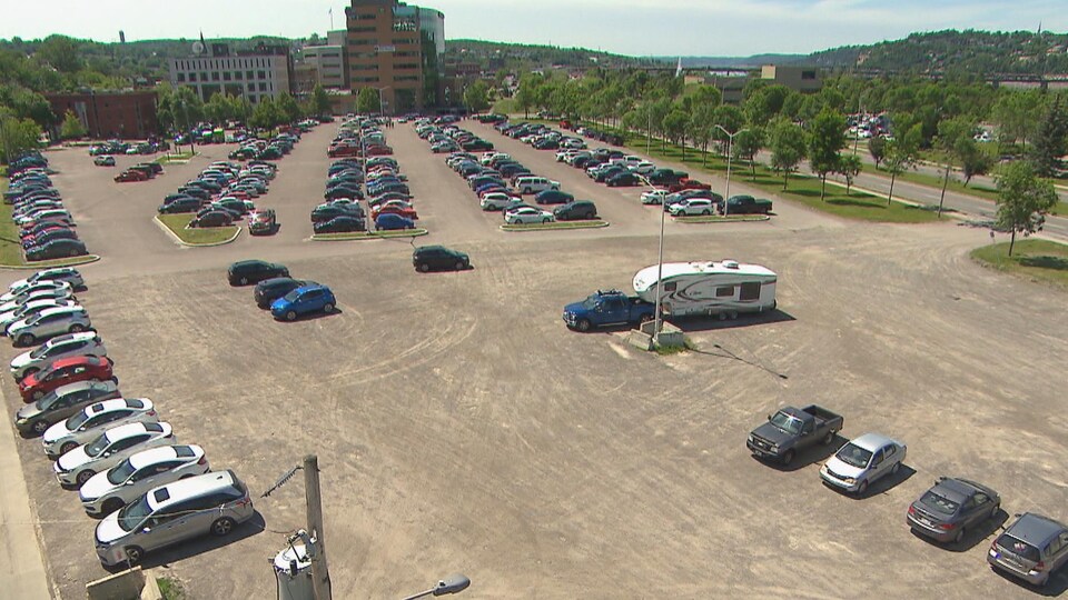 Des voitures stationnées sur la zone ferroviaire