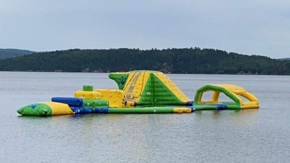 Des structures de jeux aquatiques couverts de boue.