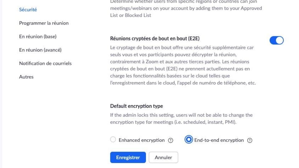 Capture d'écran du site web de Zoom montrant les options « Enhance encryption » et « End-to-End encryption ». Cette dernière est cochée. Plus bas, il y a le bouton « Enregistrer ».
