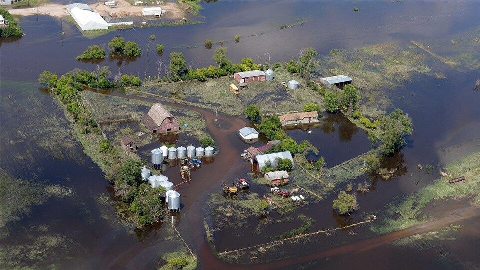 Vue aérienne d'une ferme inondée.