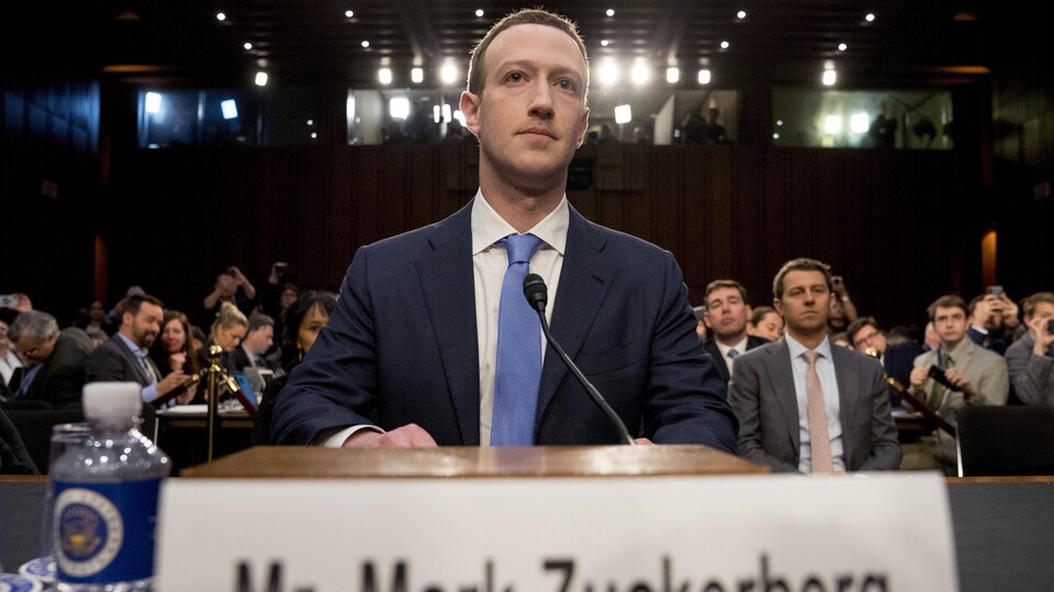 Le PDG de Facebook Mark Zuckerberg témoigne devant les sénateurs à Washington.