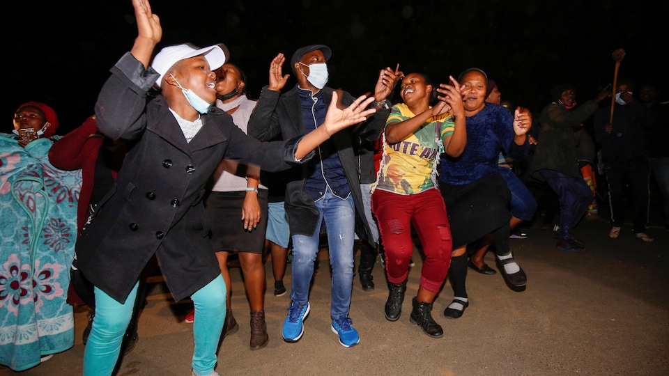 Des partisans de Jacob Zuma réunis devant son domicile.