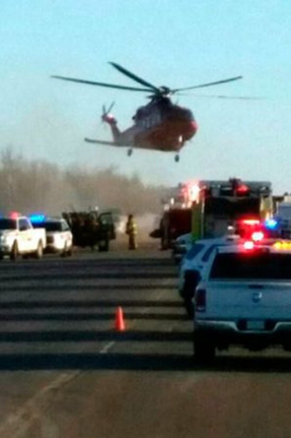 Un hélicoptère se pose sur les lieux d'un accident de la route