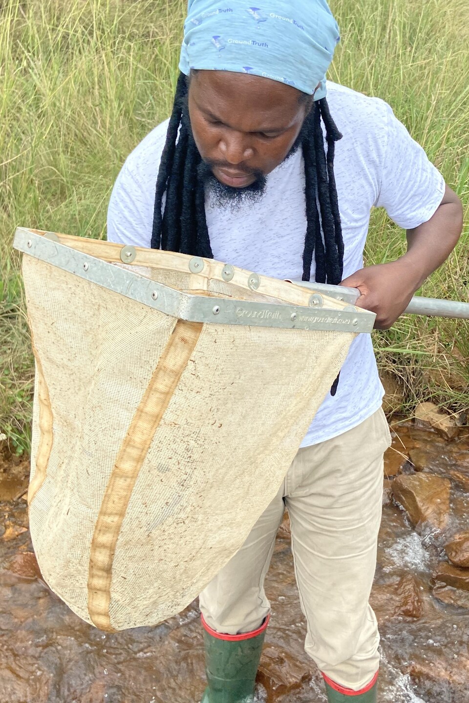 Ayanda observe sa puise.