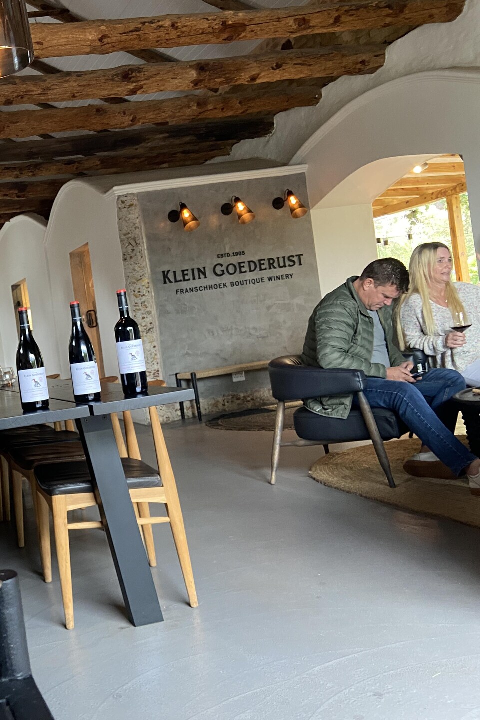 À l'intérieur de Klein Goederust, bouteilles et visiteurs dans la salle de dégustation, Franschhoek, mars 2023. 