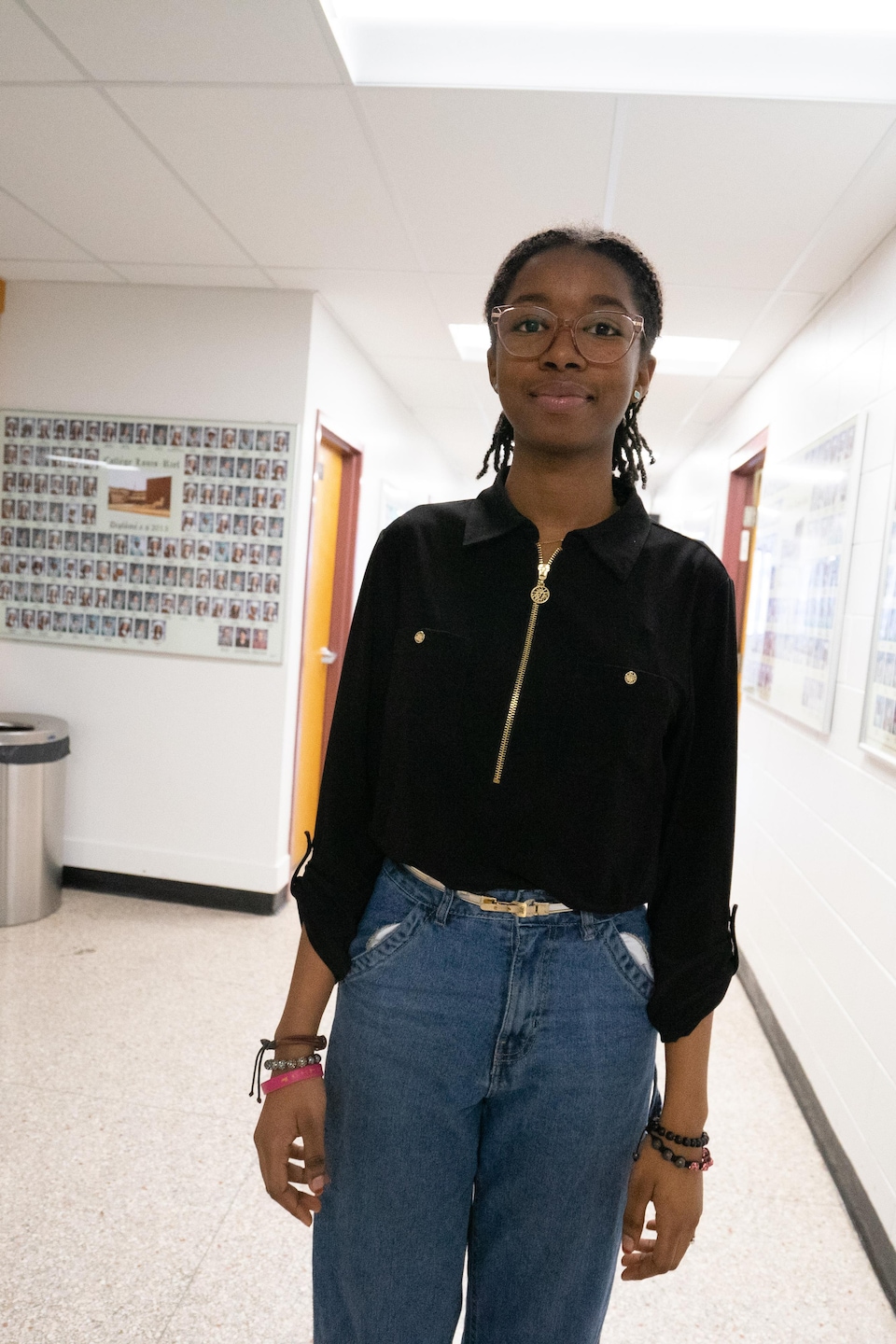 Une jeune fille dans un couloir d'école.