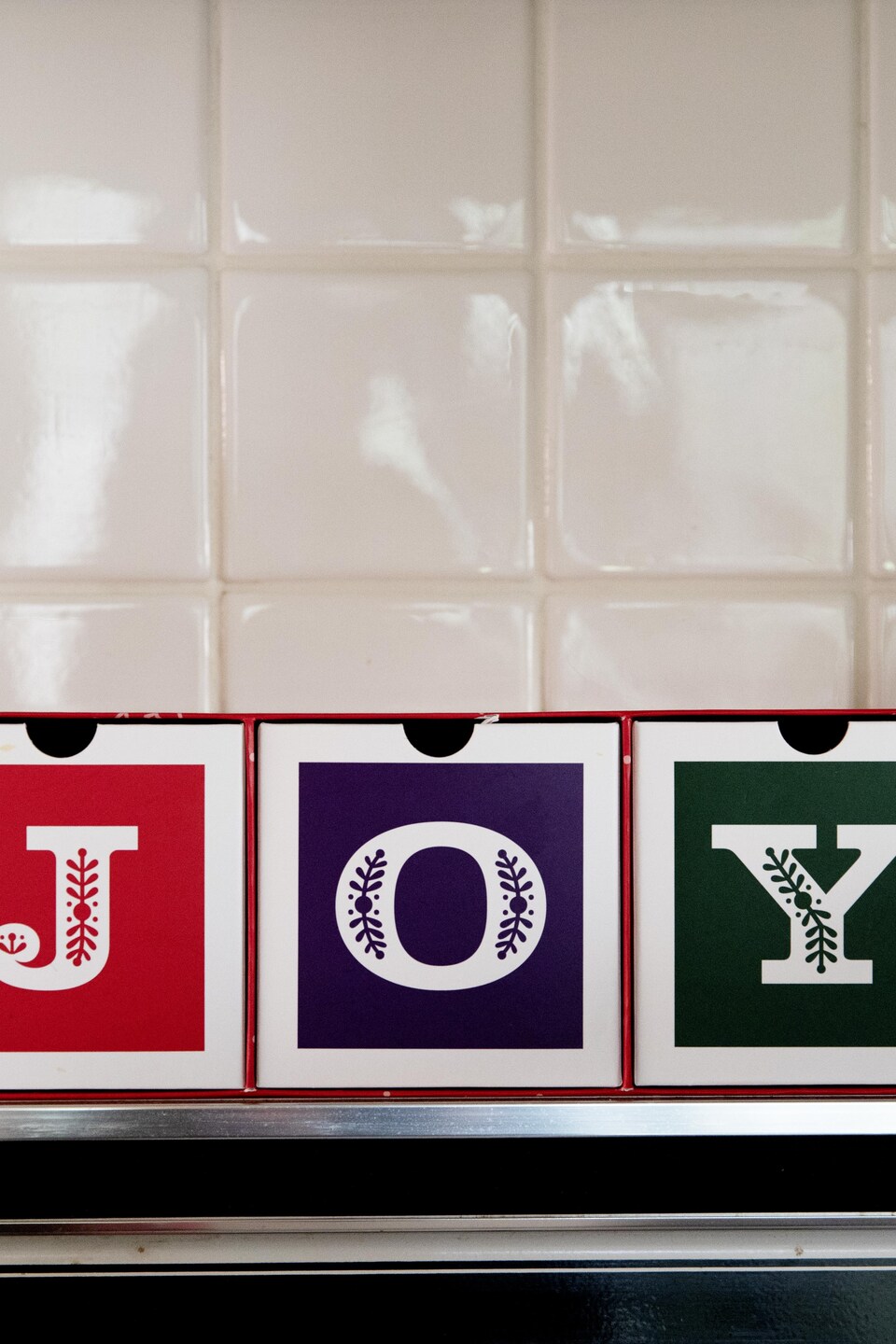 Les lettres J, O, Y dans une cuisine.