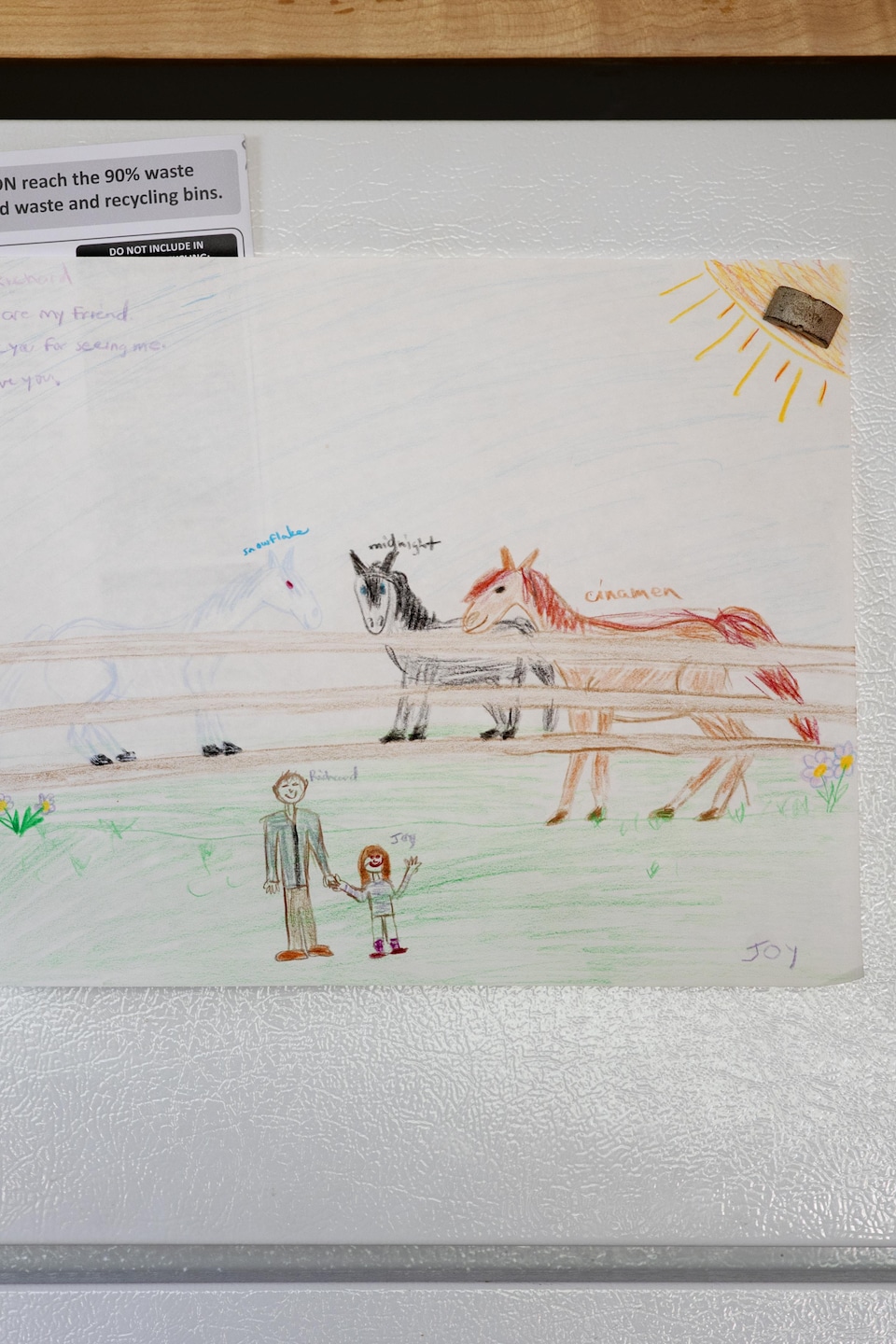 Un dessin sur un frigo