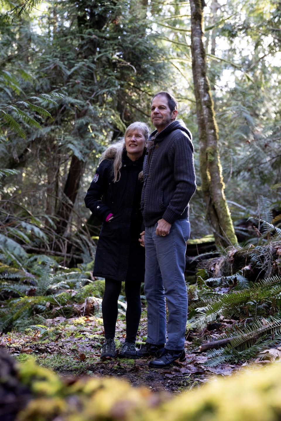 Un homme et une femme dans la forêt