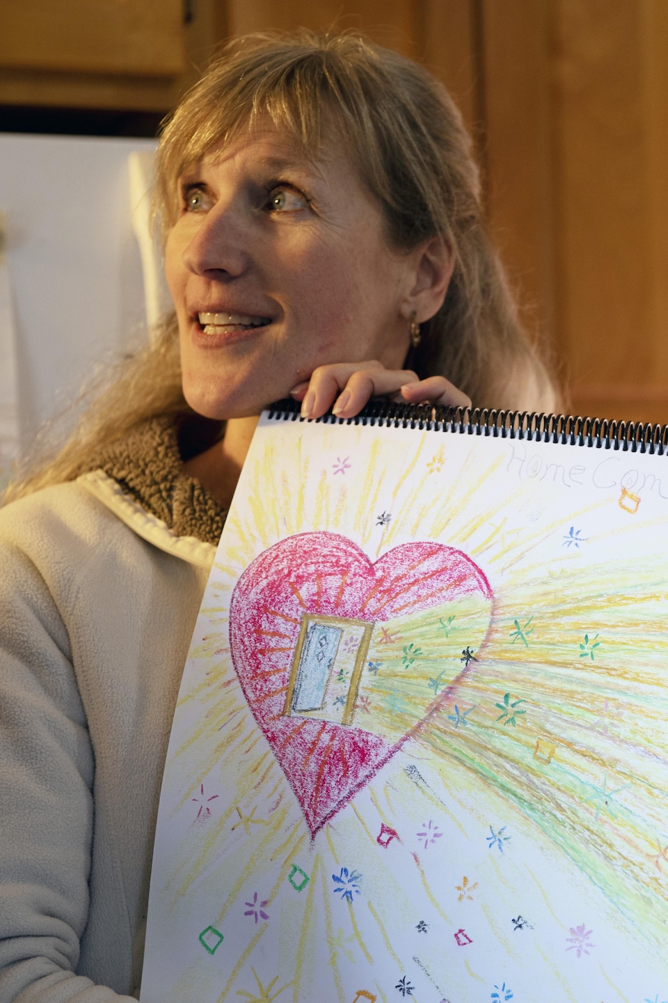 Une femme nous montre un dessin.