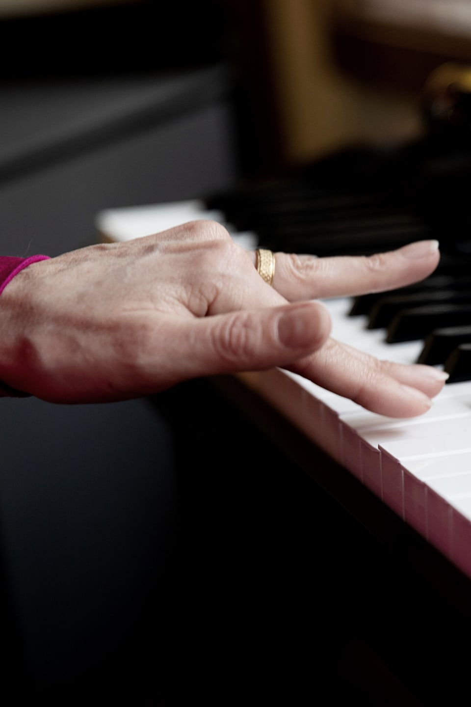 Des mains sur un clavier de piano.