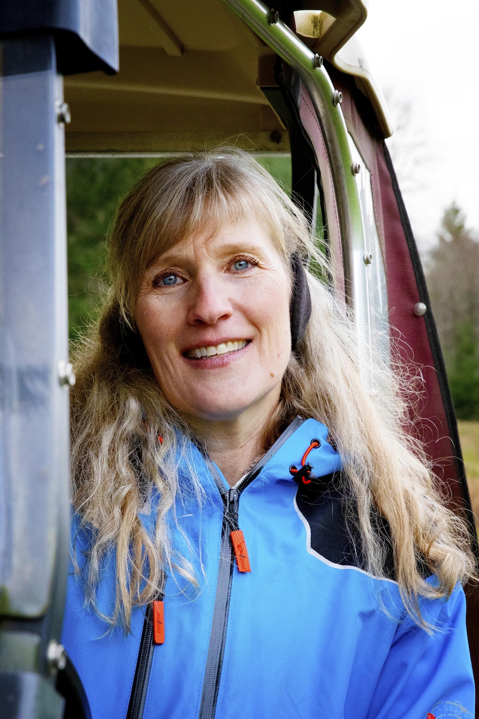 Anne dans une voiturette de golf.