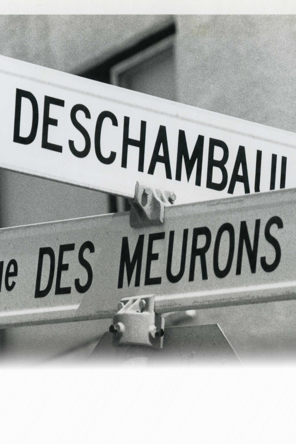 Les panneaux des rues Deschambault et des Meurons.