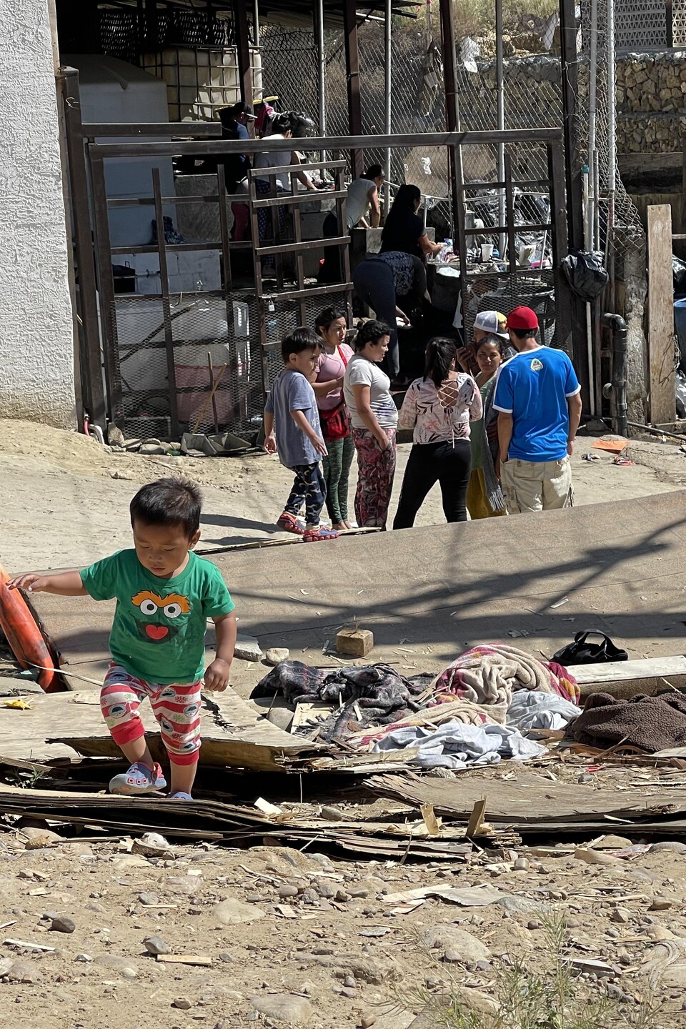 Des enfants jouent dans un quartier pauvre de Tijuana.