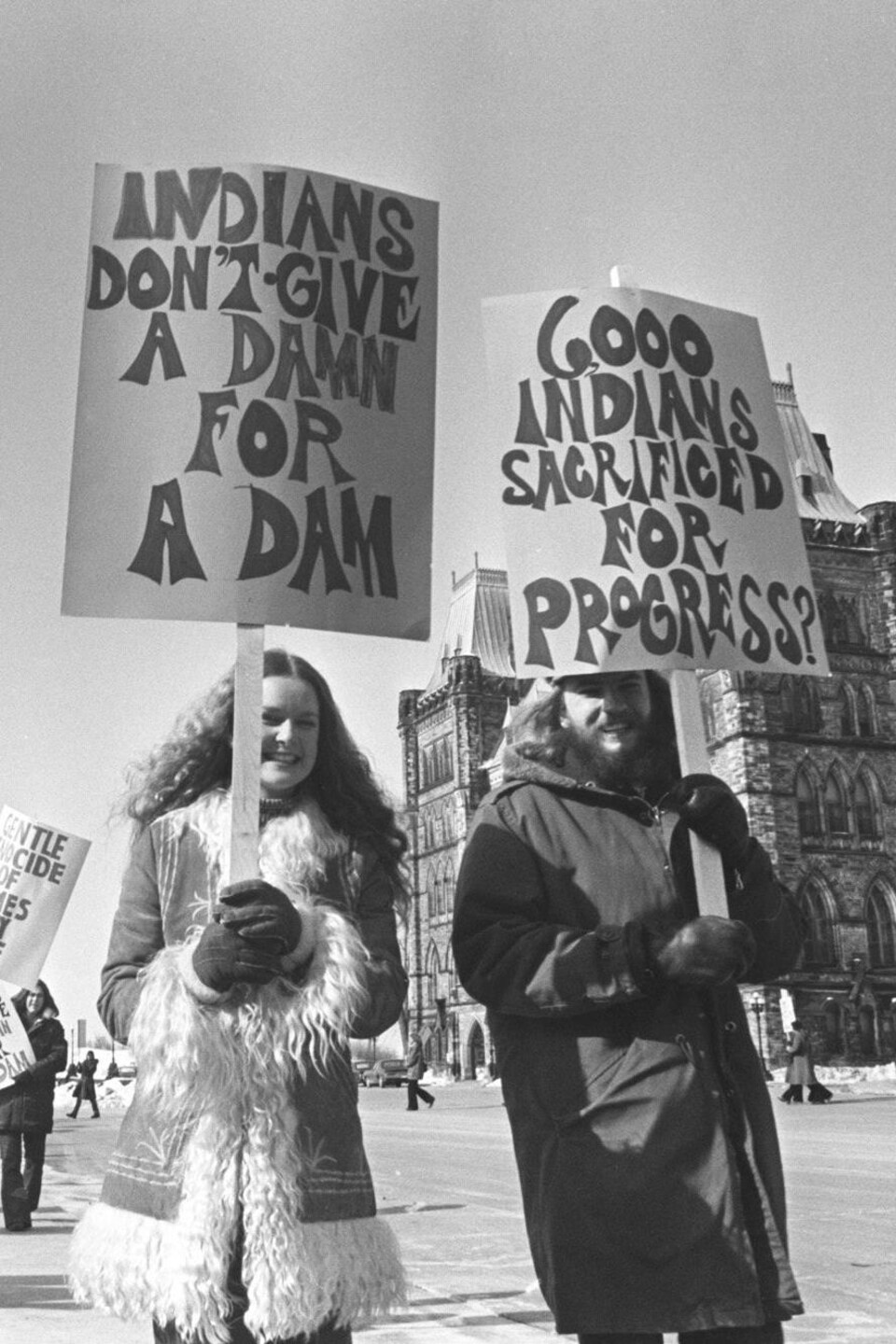 Des gens manifestent devant le parlement à Ottawa, en 1972.