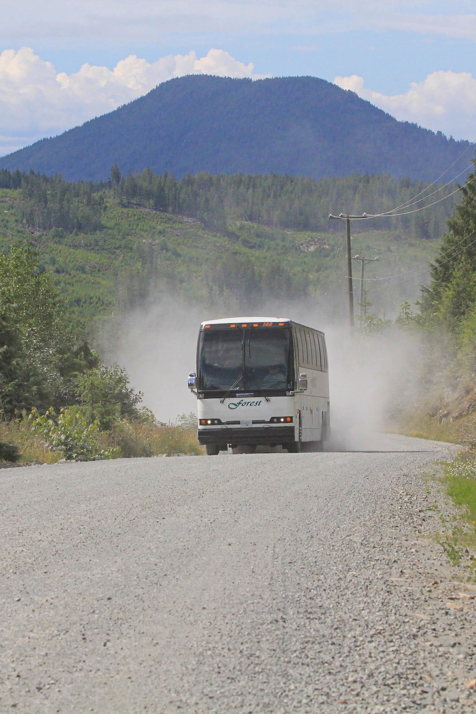 Un autocar sur une route de gravier.
