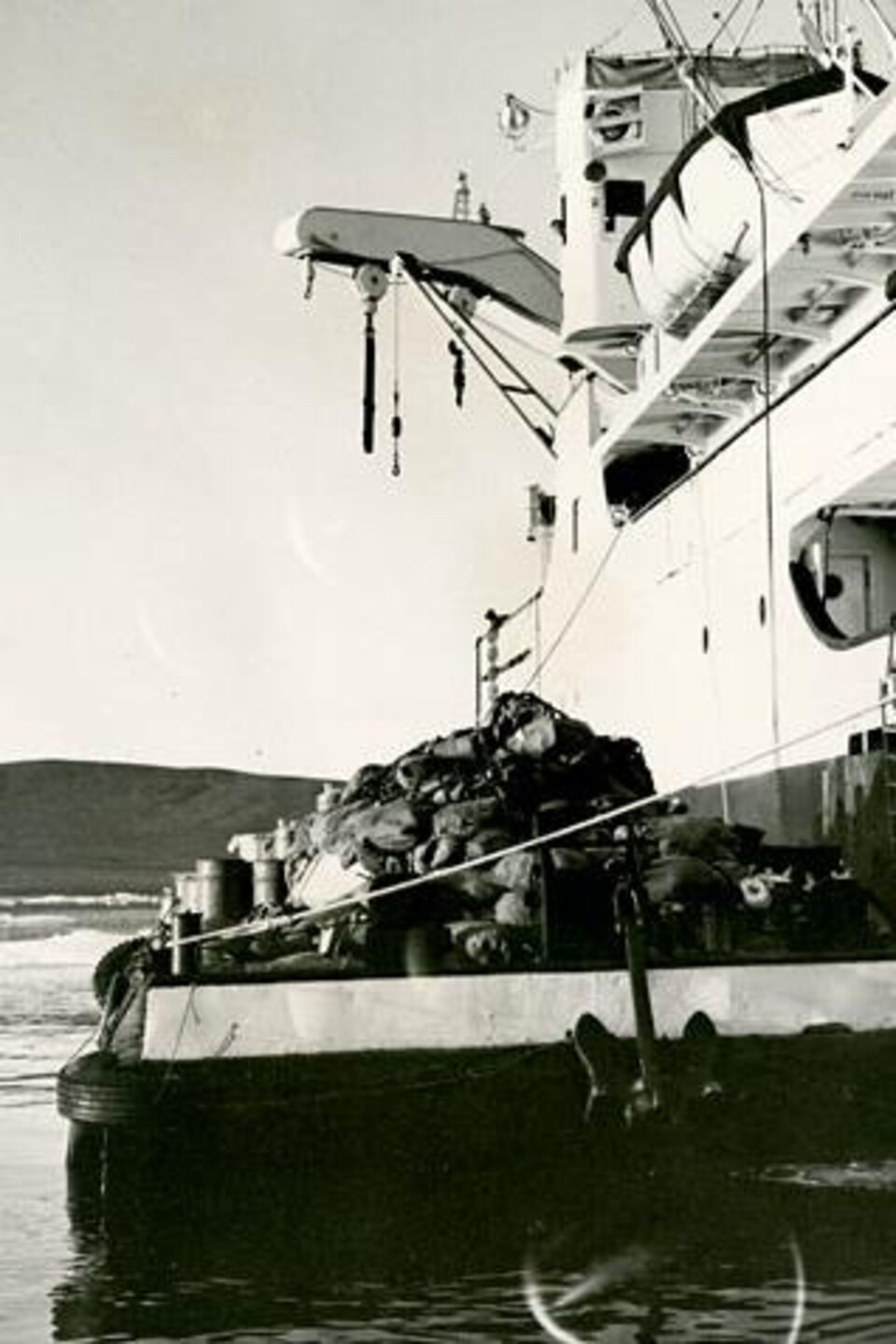 Une image d’archive non datée montrant une opération de déchargement du navire C.D. Howe, à Resolute Bay.